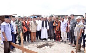 Warga masyarakat Kp. Sejahtera Sengon Dusun V Bdr. Klippa saat Peletakan batu pertama pembangunan Mesjid Istiqomah
