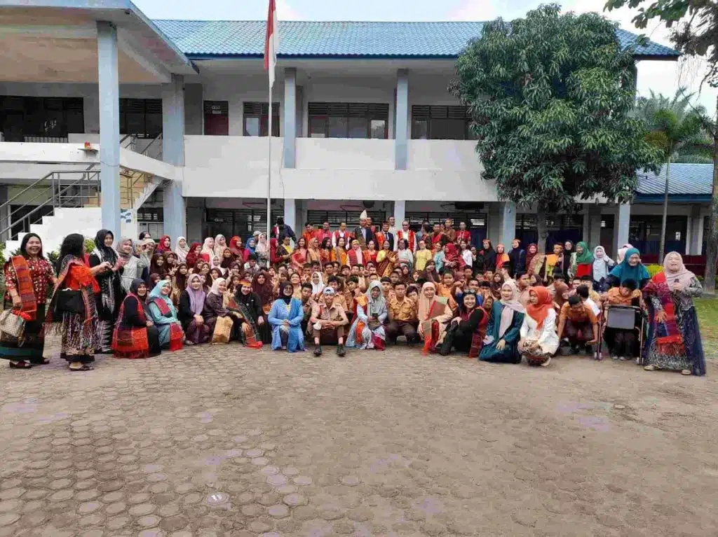 Tari, Tawa, dan Nasi Goreng: Cara Unik SLB E Pembina Medan Rayakan Hardiknas 2025 1 Foto bersama
