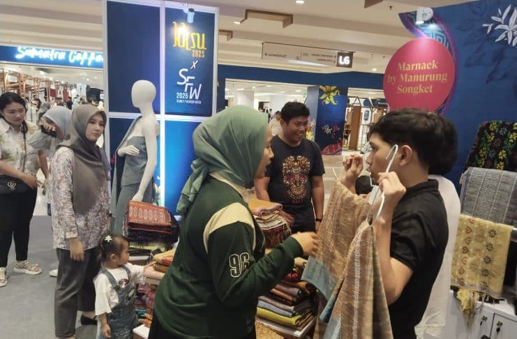 Ulos dijahit dengan doa