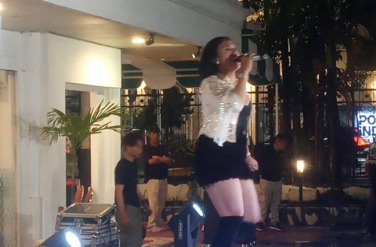 Delon Menggoyang De Boer Weekend Market, Suara, Gaya, dan Tawa yang Menghipnotis Medan