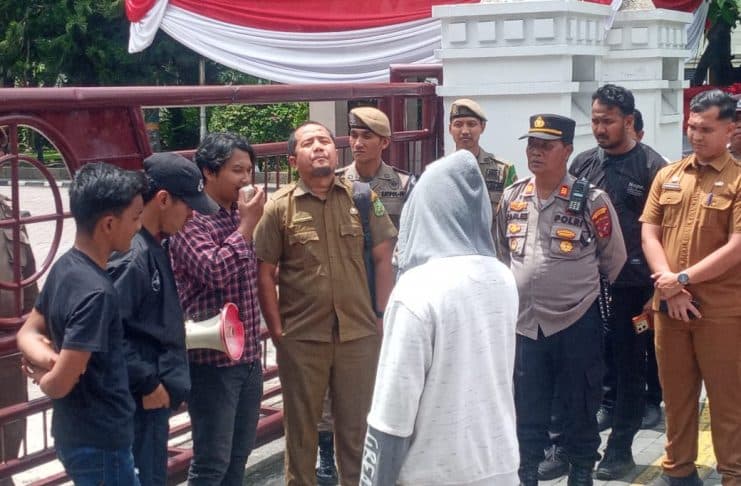 Jaringan Mahasiswa Indonesia Berunjuk Rasa di Kantor Wali Kota