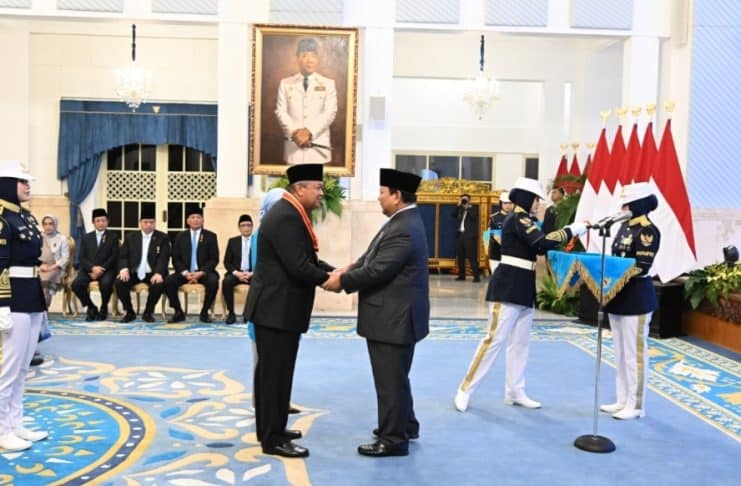 Perry Warjiyo Terima Tanda Kehormatan Bintang Mahaputera Utama