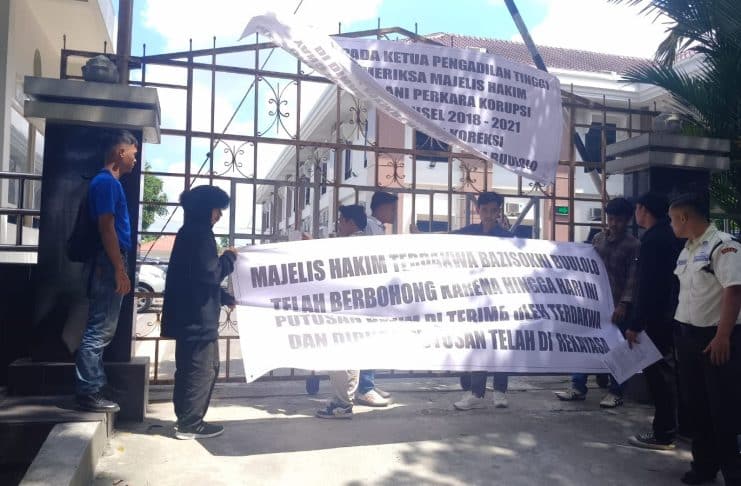 Pengadilan Tinggi Medan Digeruduk Massa Aliansi Masyarakat Mahasiswa Peduli Keadilan Tuntut Periksa Hakim PN Medan