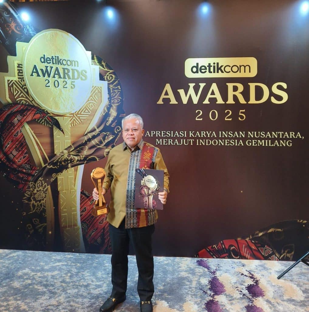 Dr. Harli Siregar Terima Penghargaan Detikcom Award 