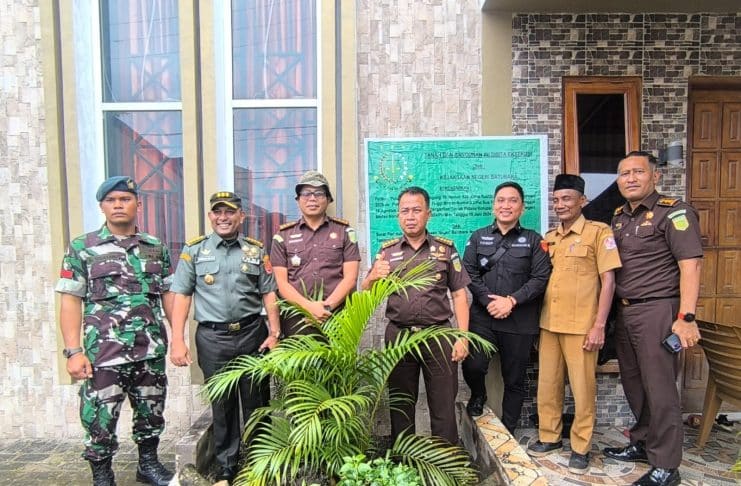 Tim Eksekutor dalam perkara koneksitas (Tim Sita Koneksitas) Bidang Pidana Militer Kejaksaan Tinggi Sumatera Utara melakukan penyitaan terhadap bidang tanah