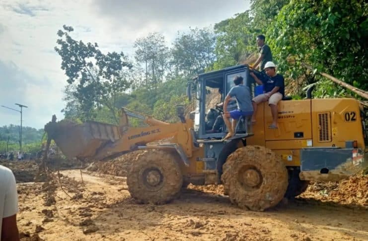 Upaya Membuka Jalur Medan-Aceh Tamiang, Proses pembukaan dan pembersihan jalan akses dari Sumatra Utara menuju Aceh Tamiang, pada Selasa (2/12). (Pusdatinkom BNPB)