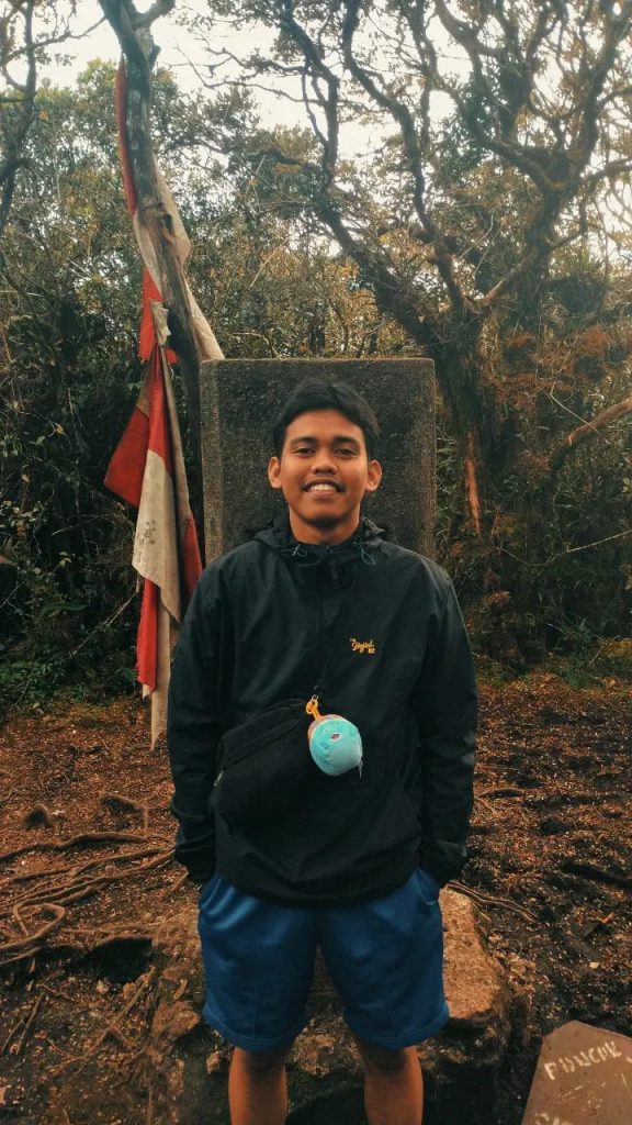 Di Puncak Timur (2.457 mdpl), pendaki disuguhi panorama luas Danau Toba.
